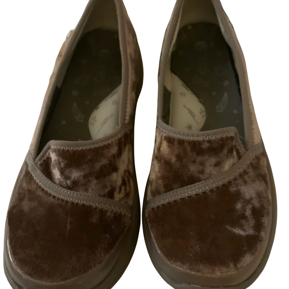 Bzees Pink Flats with Plush Comfort and Streamlined Design
